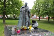Składanie kwiatów pod pomnikiem Św. Jana Pawła II, foto nr 1, Krzysztof Kowalski