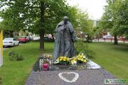 Składanie kwiatów pod pomnikiem Św. Jana Pawła II, foto nr 2, Krzysztof Kowalski