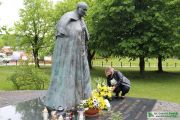 Składanie kwiatów pod pomnikiem Św. Jana Pawła II, foto nr 4, Krzysztof Kowalski
