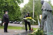 Składanie kwiatów pod pomnikiem Św. Jana Pawła II, foto nr 6, Krzysztof Kowalski
