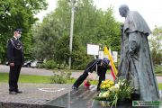 Składanie kwiatów pod pomnikiem Św. Jana Pawła II, foto nr 7, Krzysztof Kowalski