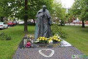 Składanie kwiatów pod pomnikiem Św. Jana Pawła II, foto nr 8, Krzysztof Kowalski