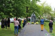 Składanie kwiatów pod pomnikiem Św. Jana Pawła II, foto nr 9, Krzysztof Kowalski